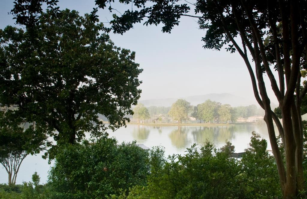 Lookout Point Lakeside Inn Hot Springs Bagian luar foto